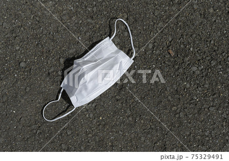 使用済みマスクのポイ捨て 使用済みマスクのポイ捨て 75329491