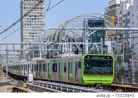 日本の東京都市景観 渋谷駅にさしかかる電車（奥に宮下公園） 75329845