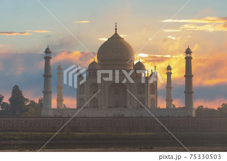monument architecture Taj Mahal in Agra. 75330503