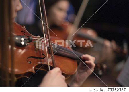violin at a concert 75330527
