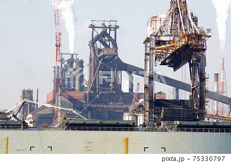水島製鉄所の溶鉱炉の景色 75330797
