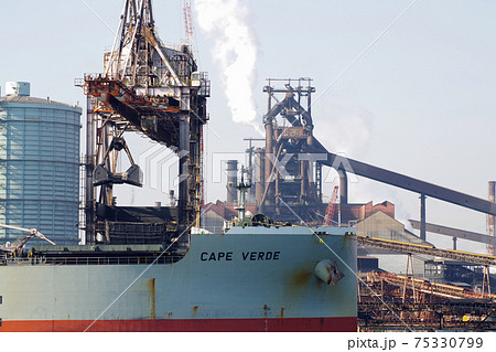 水島製鉄所の荷役風景 水島製鉄所の荷役風景 75330799