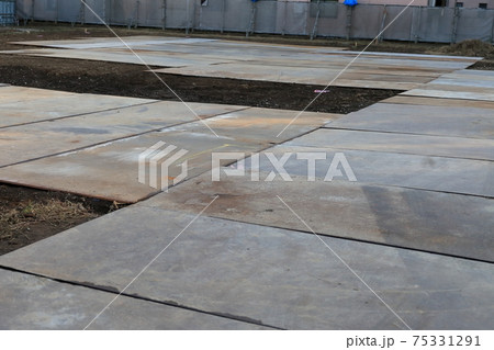 工事現場の敷き鉄板 75331291