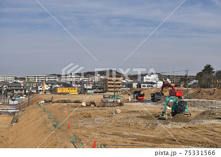 マンション建設予定地　公営住宅解体後の整地工事の風景 75331566