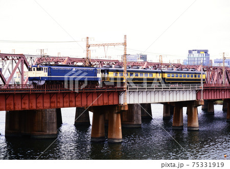 1997年　EF651111サロンカーなにわ回送列車 75331919