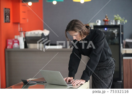 Handsome male barista is working in coffee shop Handsome male barista is working in coffee shop 75332116