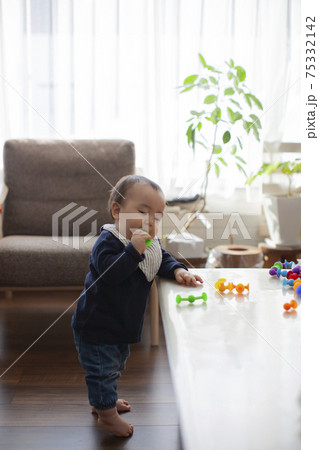 つかまり立ちする赤ちゃん 75332142