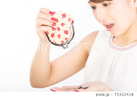 貧乏　金欠イメージ　チャリ銭しかでてこない 75332418