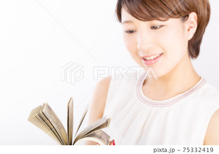 札束を手にする女性イメージ　※札束は玩具です　あらかじめご了承ください 75332419