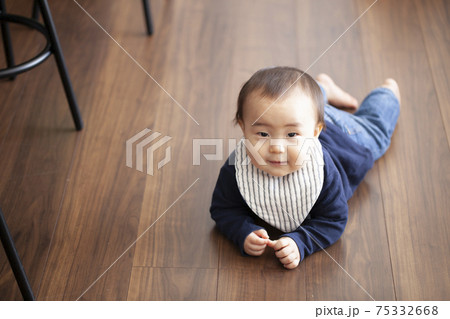 ずり這いする赤ちゃん ずり這いする赤ちゃん 75332668