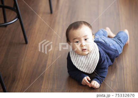 ずり這いする赤ちゃん 75332670