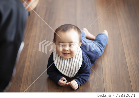 ずり這いする赤ちゃん 75332671