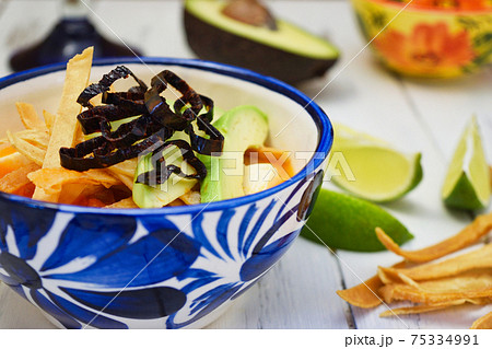 メキシコ料理のソパ・デ・トルティージャ メキシコ料理のソパ・デ・トルティージャ 75334991