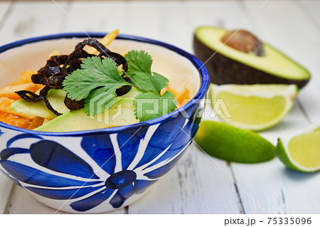 メキシコ料理のソパ・デ・トルティージャ メキシコ料理のソパ・デ・トルティージャ 75335096