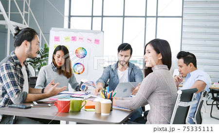 Diversity multiethnic team group of business people Present meeting conference room brainstorming business graph, chart. Multicultural Teamwork collaborate business team meeting together trust partner 75335111