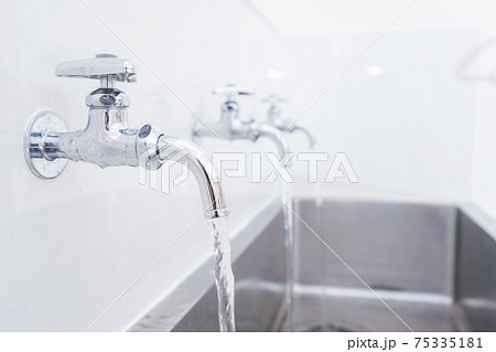 水道の蛇口 75335181