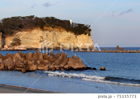 ロマンチック茨城（冬の夕陽に照らされて赤く染まる海岸が心まで染める。茨城百景、川尻海岸。） 75335773