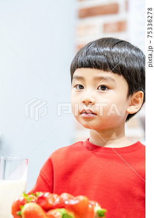 子供 イチゴ 少年 75336278