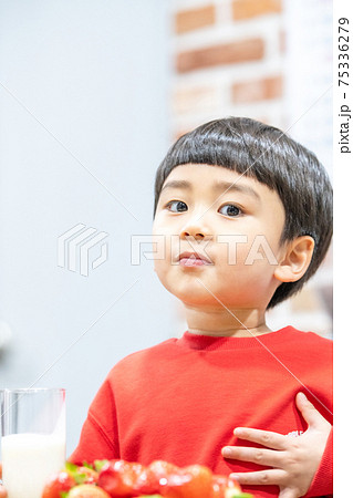 子供 イチゴ 少年 75336279