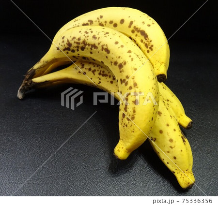 熟したバナナ 75336356