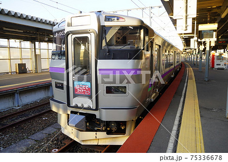 函館駅で函館ライナー（733系電車） 75336678