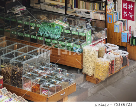 中国の店頭 乾物・干物・中国茶の陳列 75336722