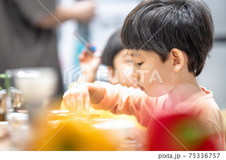 子供 食事 食べ 75336757