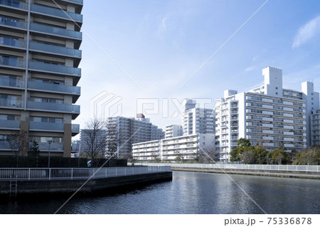 マンション/青空/運河/川/川沿い/高層建築/川沿いにあるマンションたち	 75336878