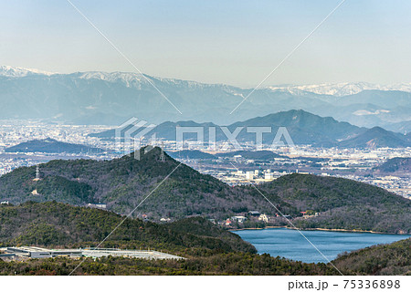 愛知県　春日井市弥勒山からの展望　犬山市入鹿池方面 75336898