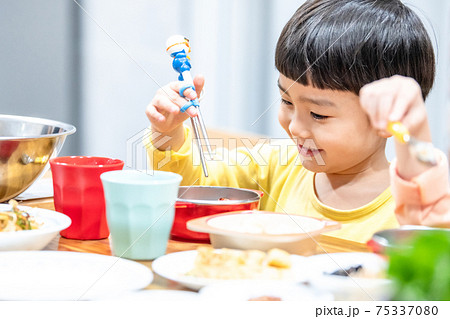 子供 箸 食べ物 75337080