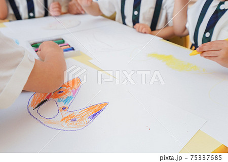 お絵描きをする子供 75337685