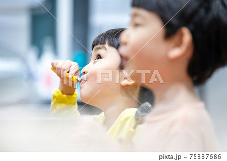 子供 食事 両方 75337686