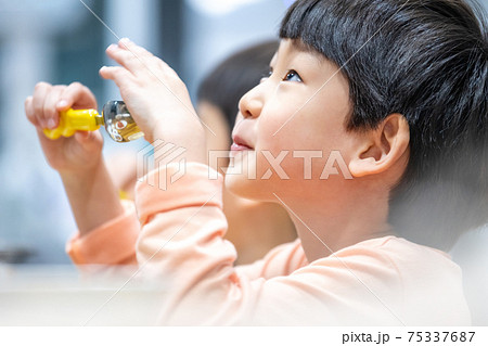 子供 食事 両方 75337687