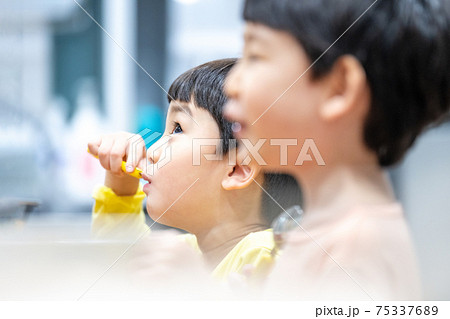 子供 食事 両方 75337689