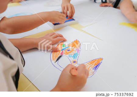 お絵描きをする子供 75337692
