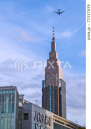 日本の東京都市景観 Nttドコモ代々木ビル ドコモタワー と航空機などを望むの写真素材