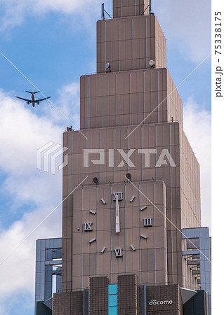 日本の東京都市景観 Nttドコモ代々木ビル ドコモタワー と航空機などを望むの写真素材