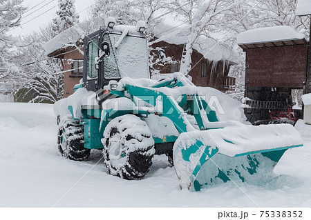 除雪をするホイールローダー 75338352