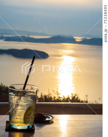 王子が岳のお洒落なカフェから夕陽が瀬戸内海に沈む絶景の写真素材