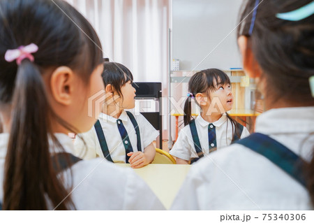 保育園で工作をする子どもたち 75340306