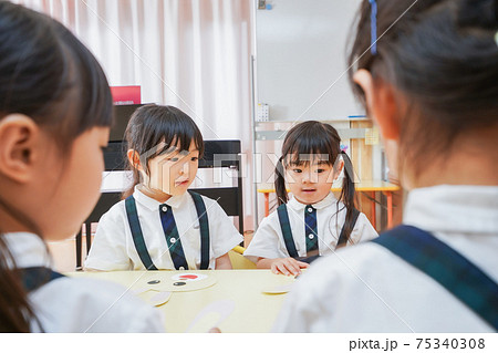 保育園で工作をする子どもたち 保育園で工作をする子どもたち 75340308