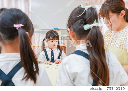 保育園で工作をする子どもたち 保育園で工作をする子どもたち 75340310