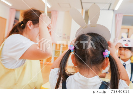 保育園で工作をする子どもたち 75340312