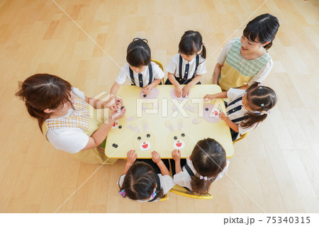 保育園で工作をする子どもたち 保育園で工作をする子どもたち 75340315