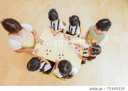保育園で工作をする子どもたち 75340320