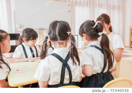 保育園で工作をする子どもたち 保育園で工作をする子どもたち 75340330