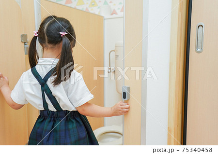 幼稚園でトイレトレーニングをする子供 75340458