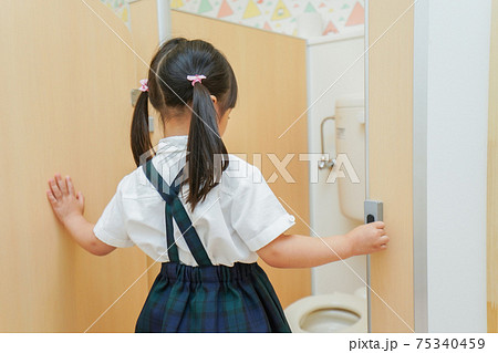 幼稚園でトイレトレーニングをする子供 幼稚園でトイレトレーニングをする子供 75340459