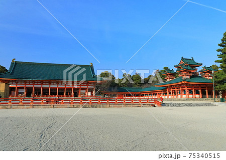 【京都府】快晴下の平安神宮 外拝殿と蒼龍楼 【京都府】快晴下の平安神宮 外拝殿と蒼龍楼 75340515