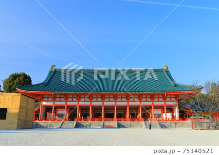 【京都府】快晴下の平安神宮 外拝殿 【京都府】快晴下の平安神宮 外拝殿 75340521